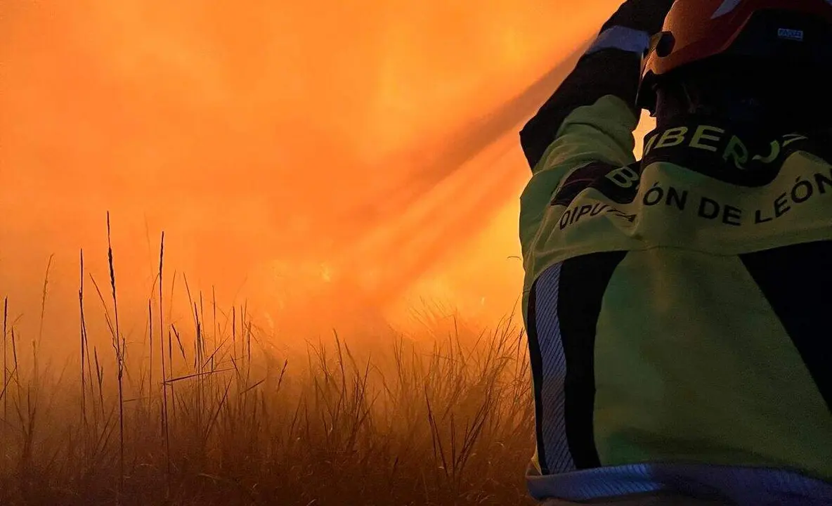 Bomberos de Valencia de Don Juan sofocan un incendio agrícola en Matanzas de los Oteros. Foto: Diputación de León.