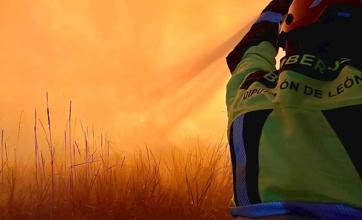 Bomberos de Valencia de Don Juan sofocan un incendio agrícola en Matanzas de los Oteros. Foto: Diputación de León.