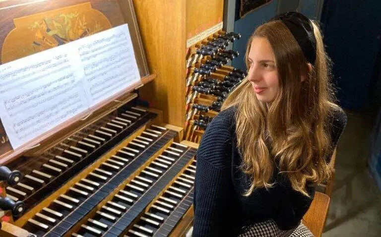 Francesca Ajossa es organista y musicóloga italiana formada en Italia, Países Bajos y Alemania, con másteres en Música y Claviorganum y amplia experiencia como concertista internacional.