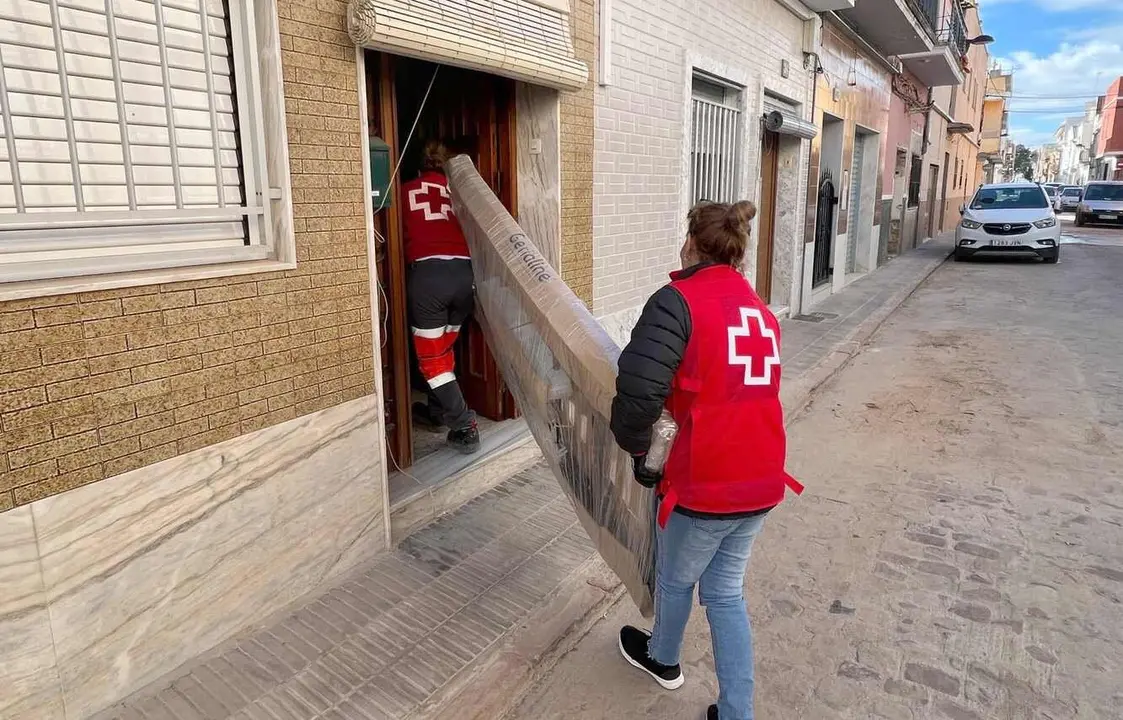 Efectivos de Cruz Roja, durante su intervención en la DANA.