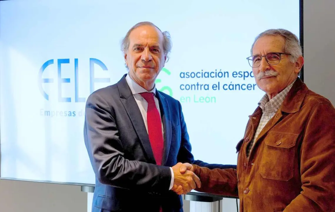 Un instante de la firma del acuerdo entre FELE y la Asociación Leonesa contra el Cáncer.
