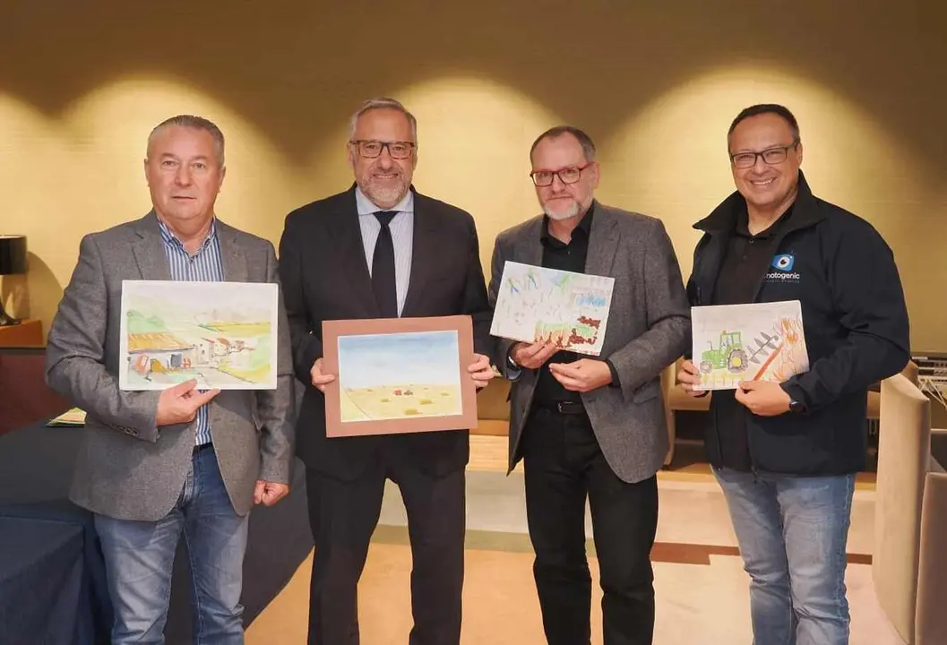 Responsable de Asaja, junto al presidente de las Cortes, con los dibujos premiados.