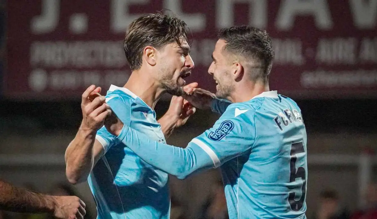 Tomás Ribeiro celebra su gol, el segundo para la Cultural.