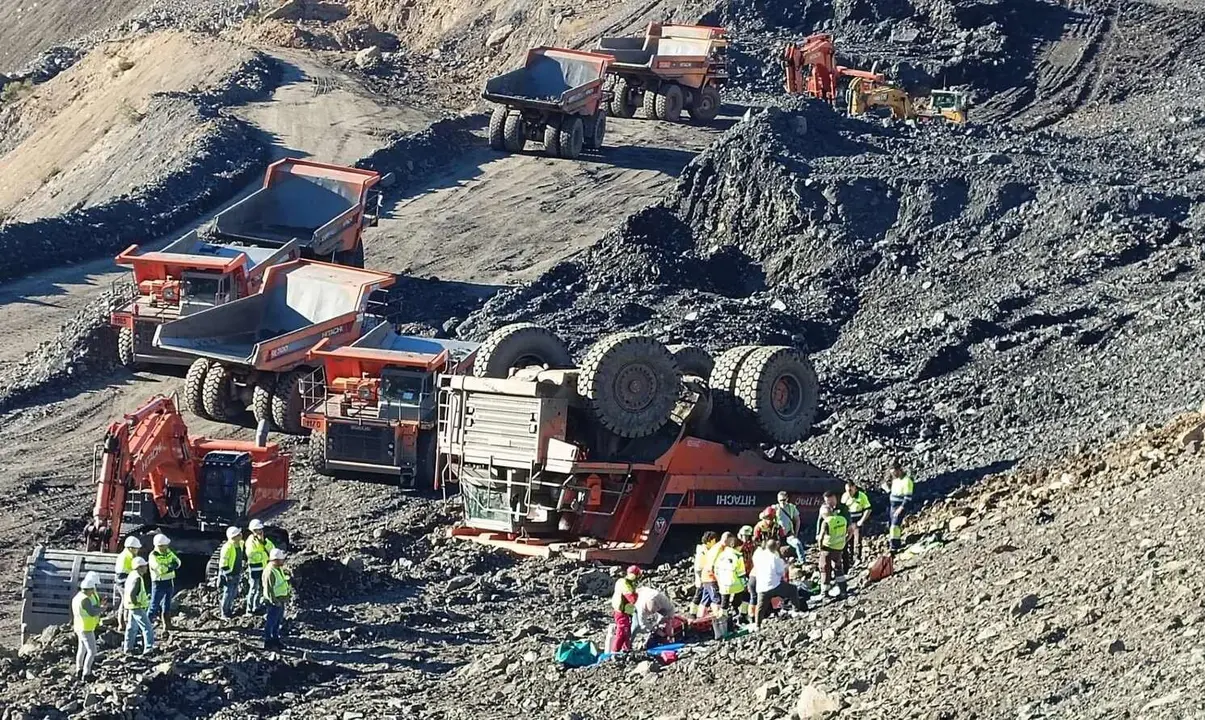 Imagen del dumper volcado en la explotación en la que realizaba los trabajos.