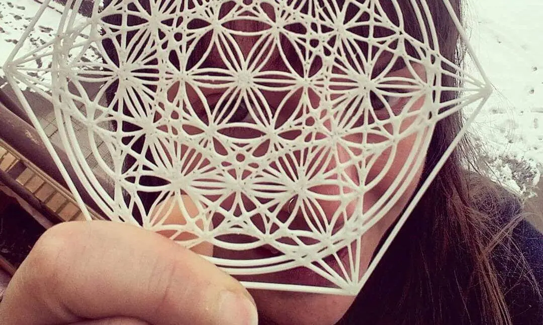 Alba de la Torre, tras una de sus creaciones geométricas en 3D.