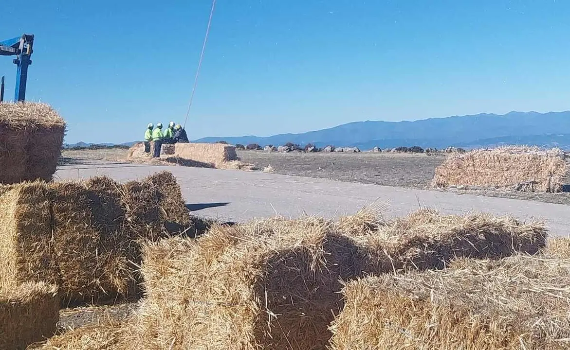 Pacas de hierba dispuestas para su traslado vía aérea.