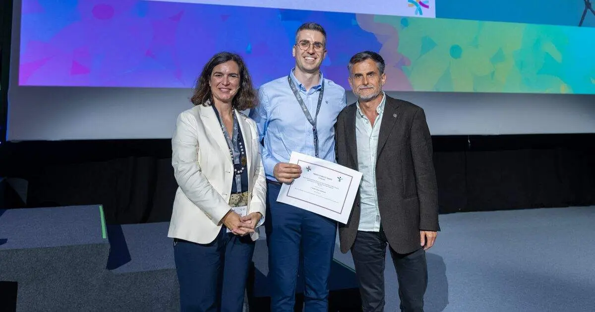 El farmac&eacute;utico del CAULE Rub&eacute;n Varela (centro), recibe el premio de la Sociedad Espa&ntilde;ola de Farmacia al 'mejor residente'. Foto: Sacyl