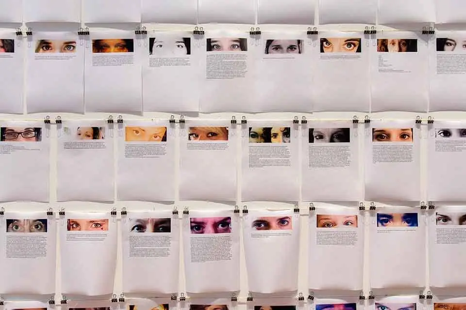 Imagen de las colaboraciones de la instalación 'Ascendiendo' de Yoko Ono en una exposición en el Malba de Buenos Aires. Foto: Malba