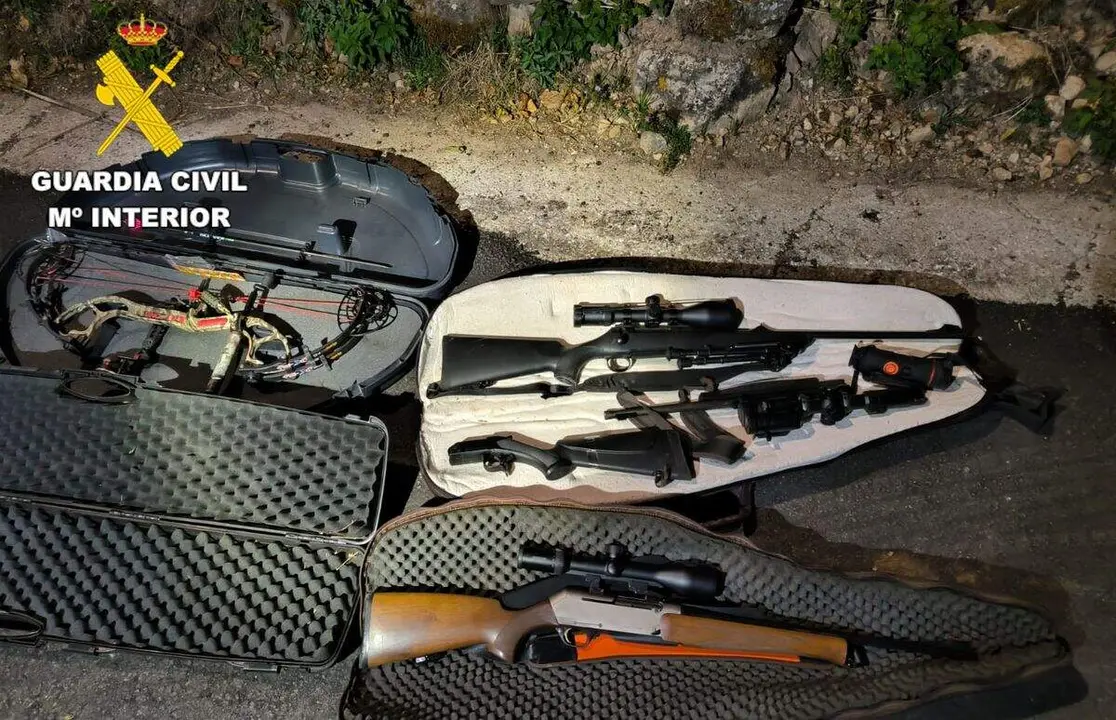 Rifles y visores ilegales incautados durante la operación Hybicum del Seprona en Babia. Foto: Guardia Civil