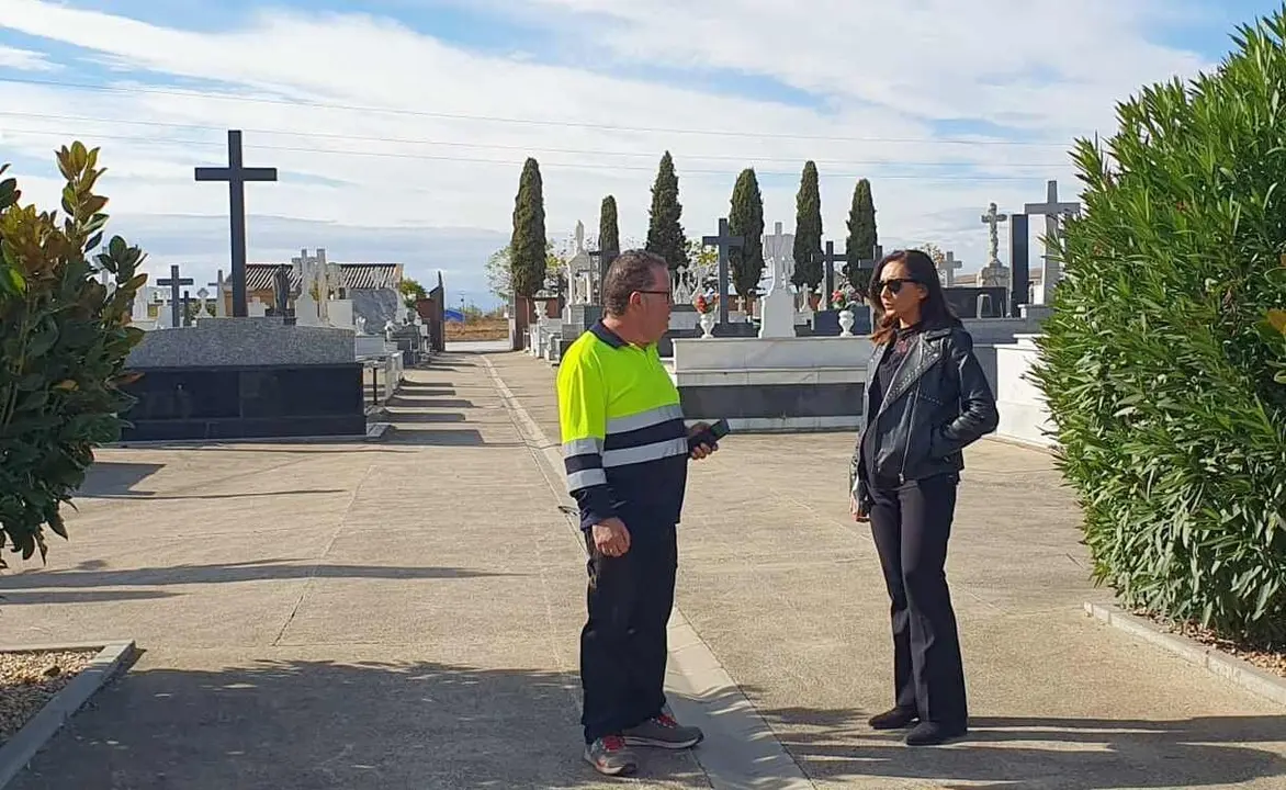 La alcaldesa de Santa María del Páramo, Alicia Gallego, durante su visita al cementerio municipal.