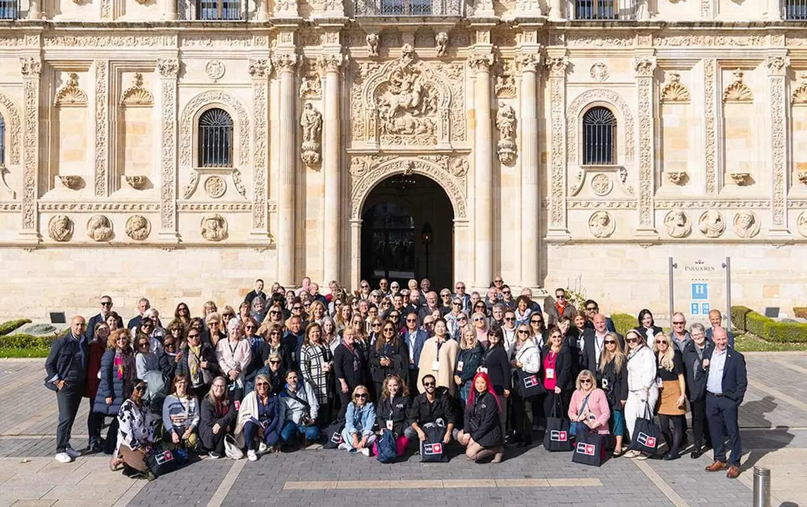 Los participantes en el encuentro celebrado en León posan ante el Hostal de San Marcos.