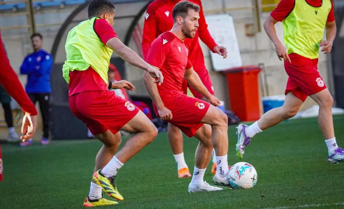 La plantilla de la Cultural, esta semana, durante uno de los entrenamientos. Foto: CyDLeonesa