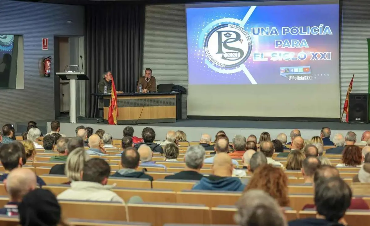 Un instante del encuentro celebrado en el salón de actos del Ayuntamiento de León.
