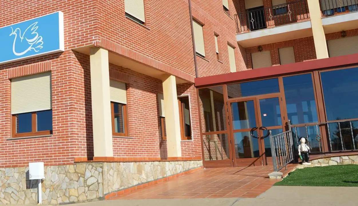 Imagen del acceso principal a la residencia.