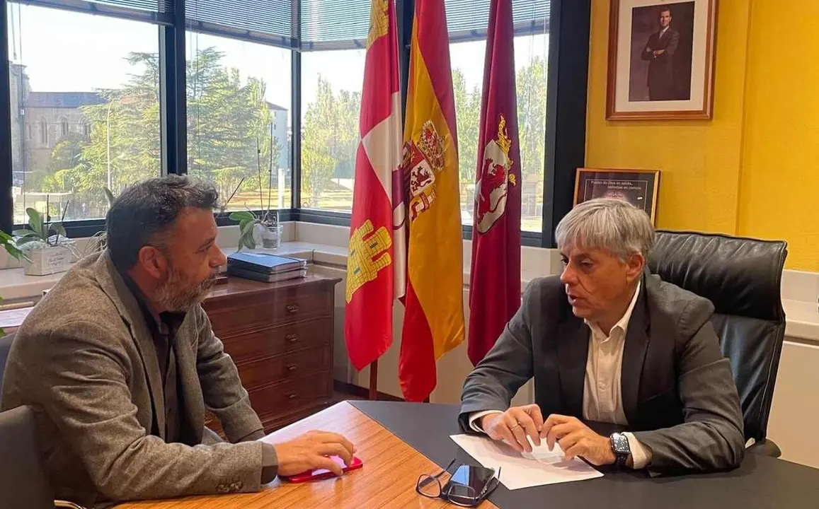Un instante de la reunión con el Ayuntamiento de Prioro.