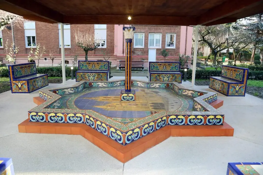 Imagen del exterior de la residencia con la zona de los asientos de Zuloaga en primer término.