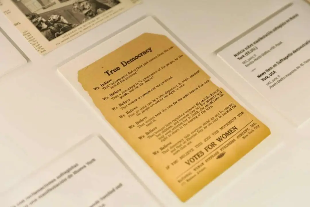 Panfleto con reclamaciones sufragistas repartido en una manifestación de Nueva York (EE.UU.) expuesto en la muestra ‘La Conquista del Voto’ en el Museo Casa Botines Gaudí.