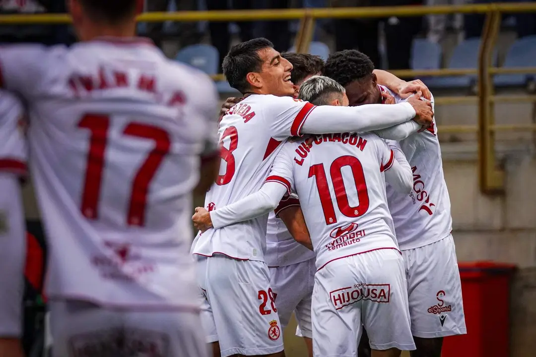 Los jugadores de la Cultural celebran el gol de Chacón.