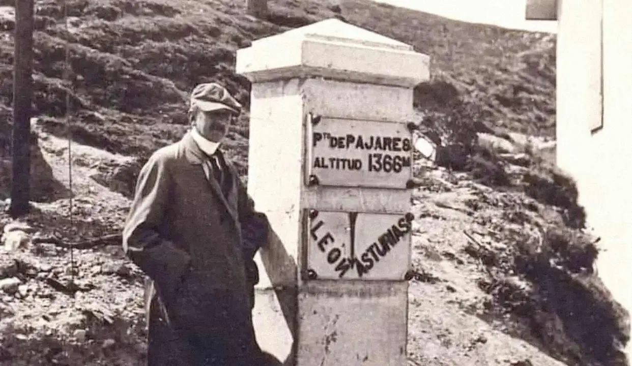 El puerto de Pajares, en una fotografía de época, recuerda la unión entre León y Asturias desde Fernando VI.