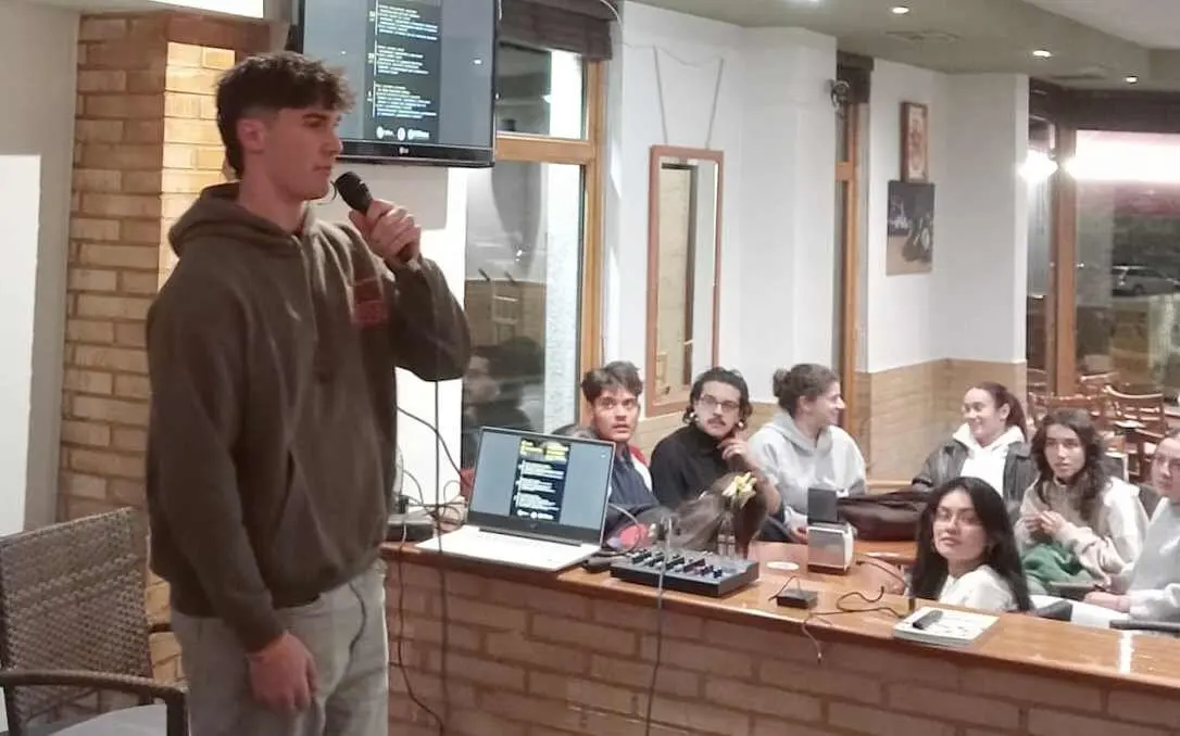 Imagen de uno de los participantes durante una de las exposiciones.