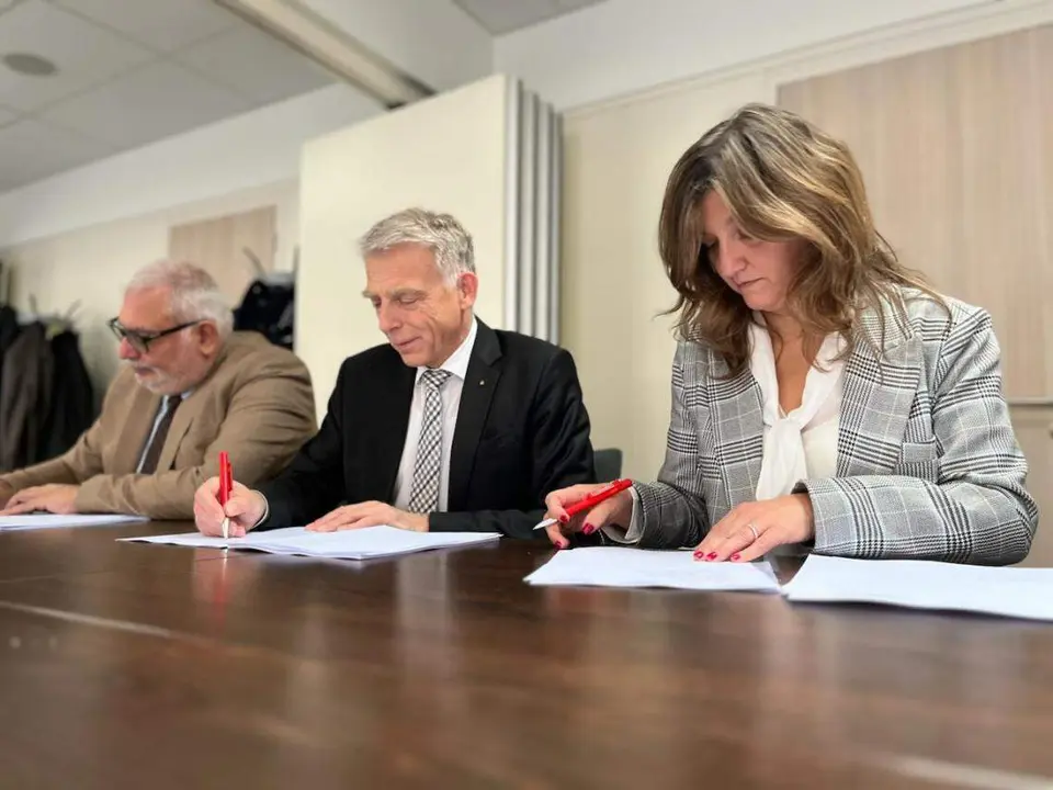 Un instante de la firma del acuerdo por parte de la rectora de la Universidad de León.