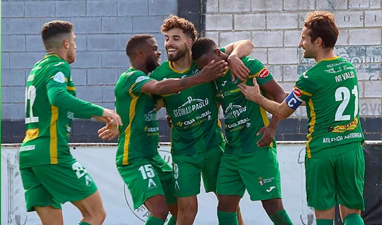 Los jugadores del Atlético Astorga celebran la victoria de su equipo en el minuto 92 de partido.