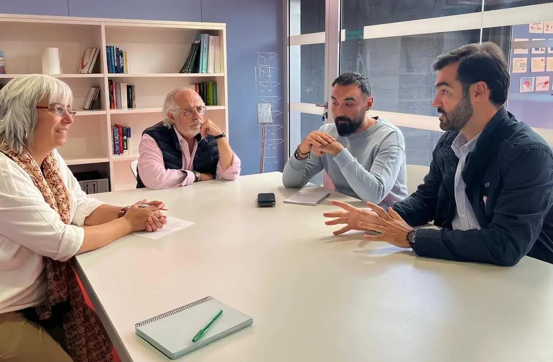 Un instante del encuentro mantenido por el portavoz del PP municipal y representantes de Aspaym.