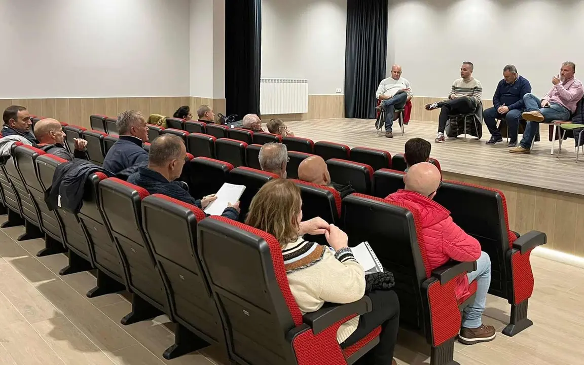 Un instante del encuentro socialista mantenido en Cistierna.