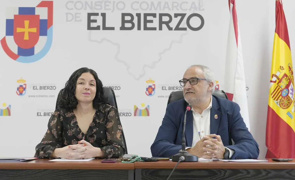El presidente del Consejo Comarcal del Bierzo, Olegario Ramón, junto a la consejera comarcal de Formación, Empleo y Agenda 2030, Laura Fernández, durante la presentación del proyecto 'Bierzo. Territorio Azul'