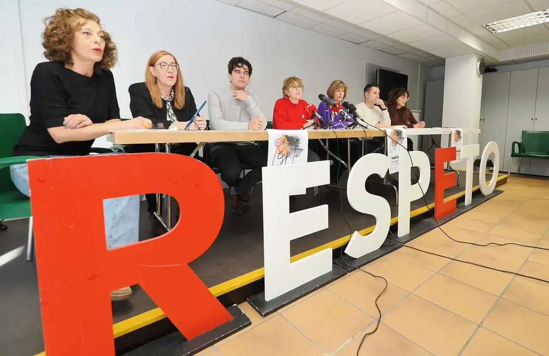 Las asociaciones y organizaciones del movimiento ‘Respeto’, integrado por CCOO, Movimiento Sumar, Izquierda Unida, PSOE, STECYL, Podemos y CAVECAL, presentan el manifiesto de la movilización ‘Por nuestra tierra, nuestros montes, nuestros pueblos, nuestra gente, por Castilla y León’. Esta movilización ciudadana surge como respuesta a los incendios ocurridos en la Comunidad