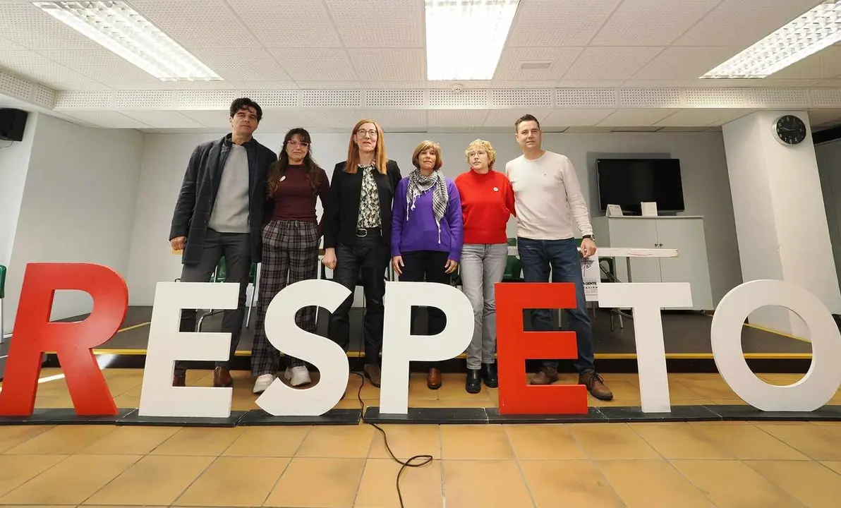 Las asociaciones y organizaciones del movimiento ‘Respeto’, integrado por CCOO, Movimiento Sumar, Izquierda Unida, PSOE, STECYL, Podemos y CAVECAL, presentan el manifiesto de la movilización ‘Por nuestra tierra, nuestros montes, nuestros pueblos, nuestra gente, por Castilla y León’. Esta movilización ciudadana surge como respuesta a los incendios ocurridos en la Comunidad