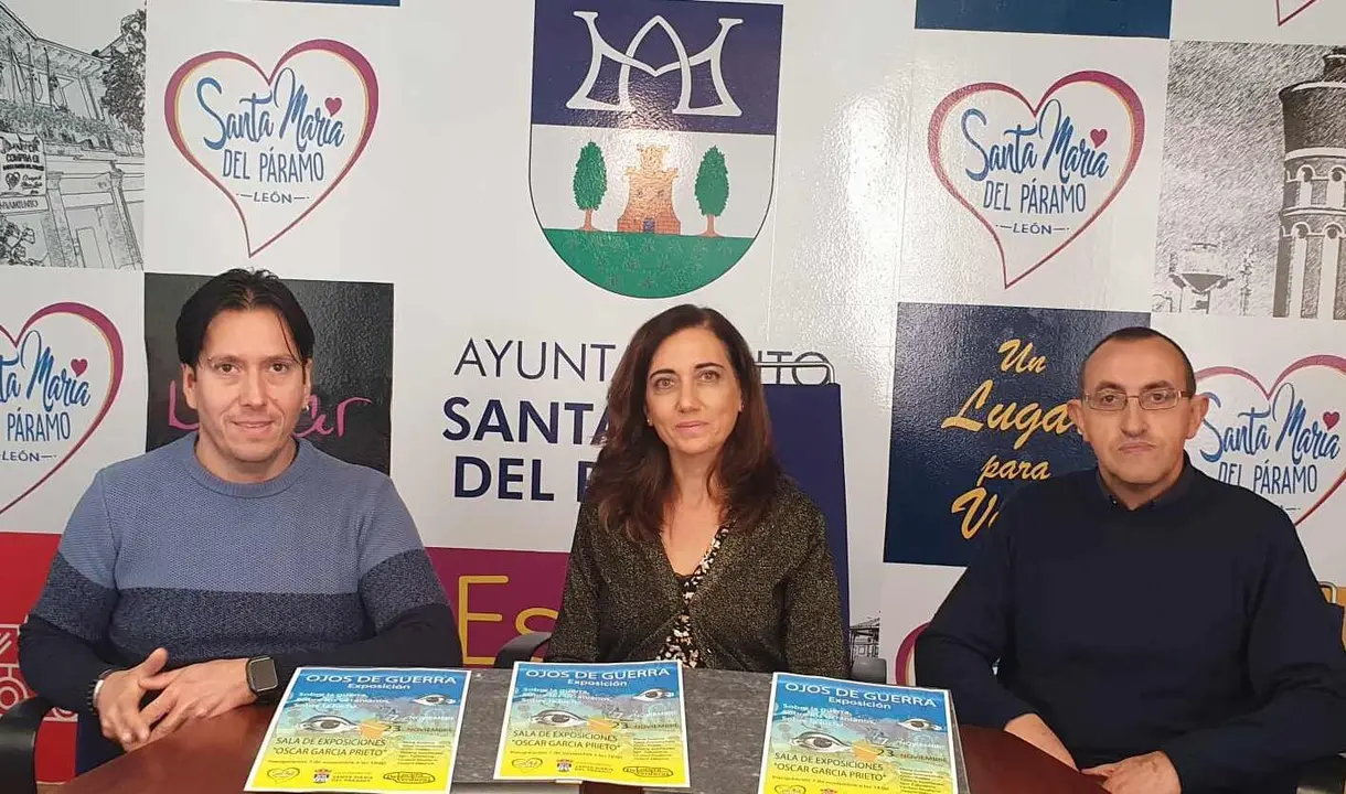 Un instante de la presentación de la exposición en Santa María del Páramo.