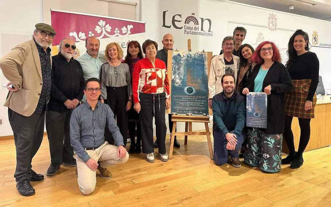 El equipo de la ópera 'La fuerza extraña de El Bicho', este martes en el Ayuntamiento de León.