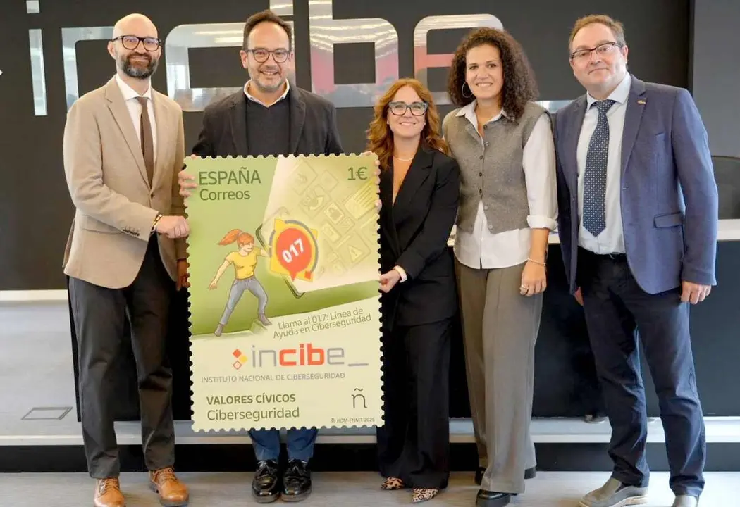 Un instante de la presentación institucional del sello 017.