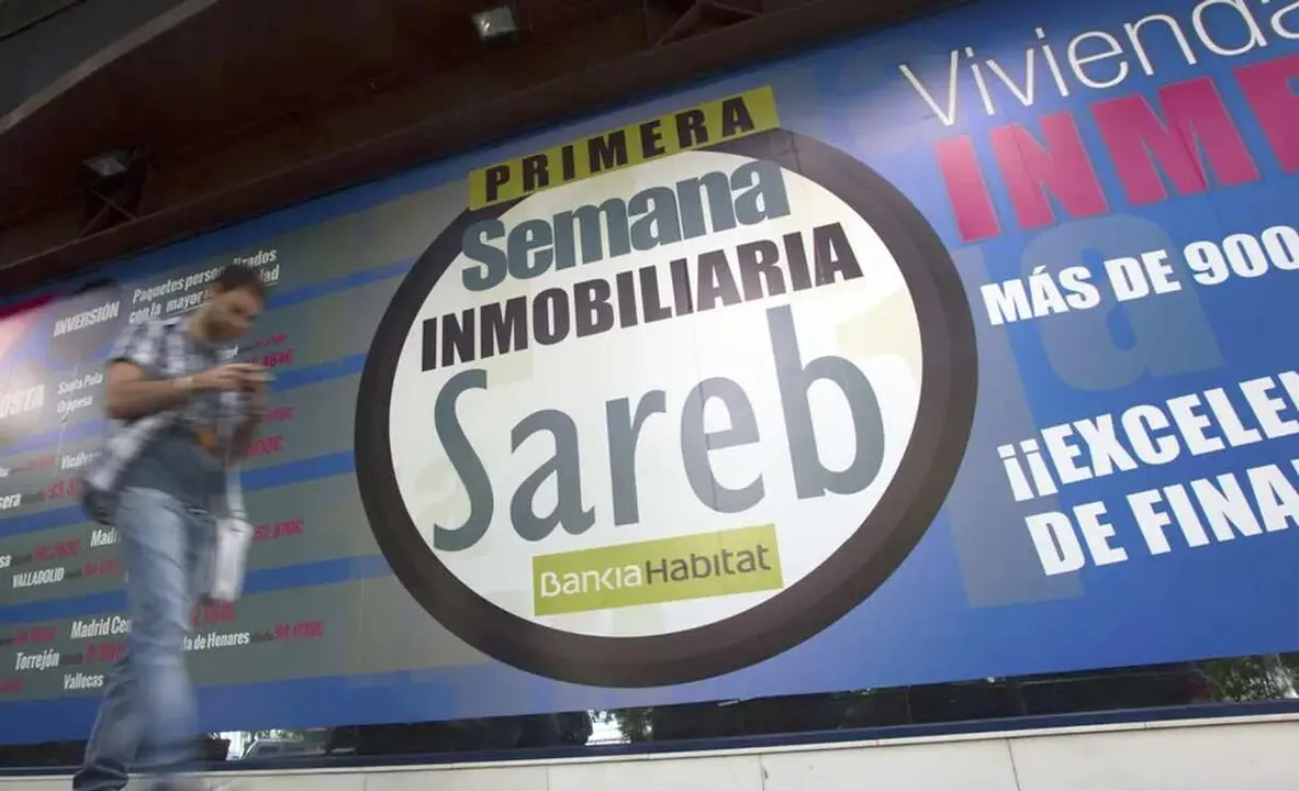Imagen de un cartel anunciando una promoción del Sareb, sociedad de activos inmobiliarios que encara su recta final.