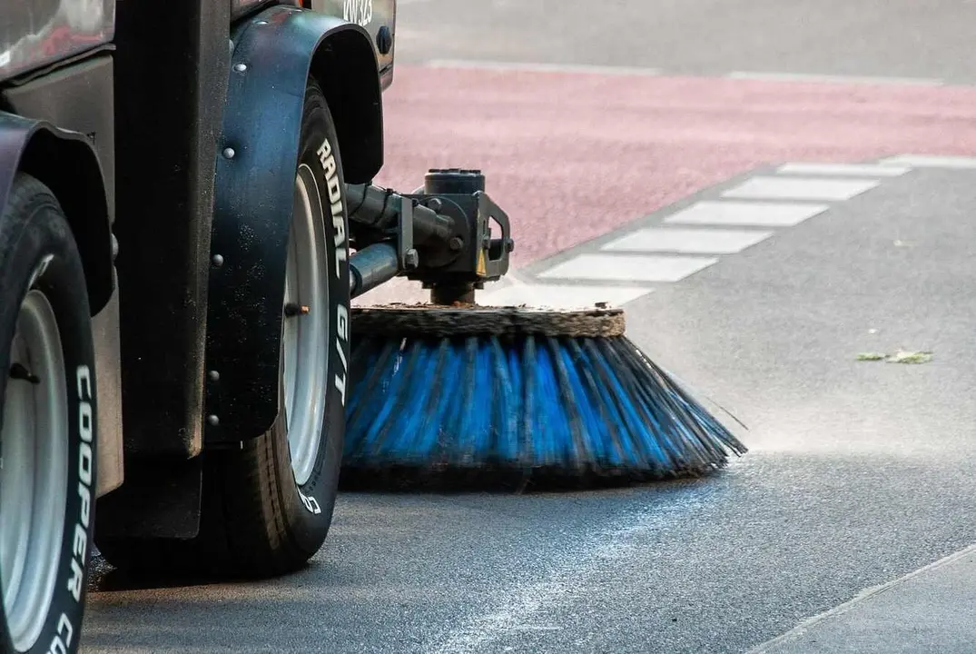 Imagen de una barredora; el servicio de limpieza no estará activo este jueves.