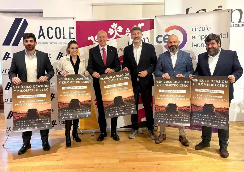 El alcalde de León y el presidente del CEL, junto a responsables del 9º Salón del Automóvil de Ocasión, posan momentos antes de la presentación oficial.