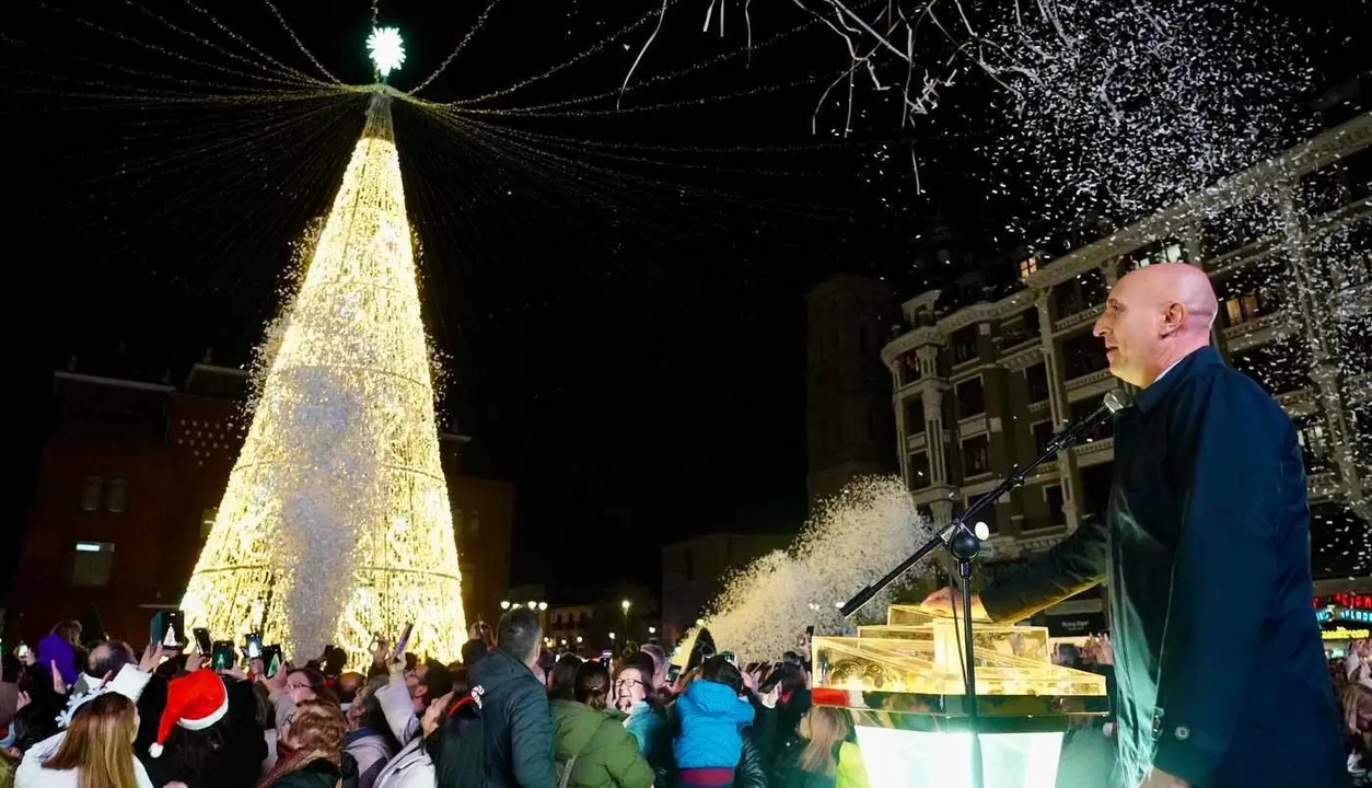 El alcalde de León, José Antonio Diez, participa en el acto del encendido de la iluminación navideña de la ciudad durante las últimas navidades. Foto: Campillo