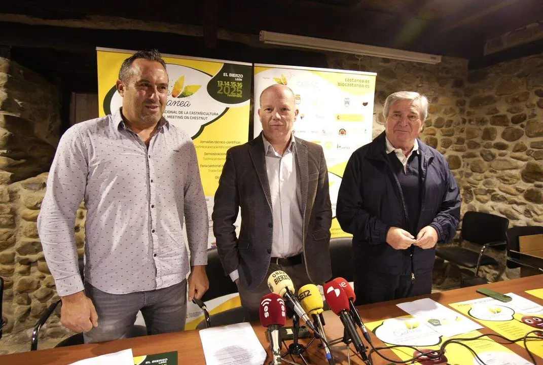 El director de la Mesa del Castaño, Pablo Linares (C), junto a los alcaldes de Carracedelo y Corullón (León), Raúl Valcarce (D) y Luis Alberto Arias(I), durante la presentación de Biocastanea 2025. Foto: César Sánchez