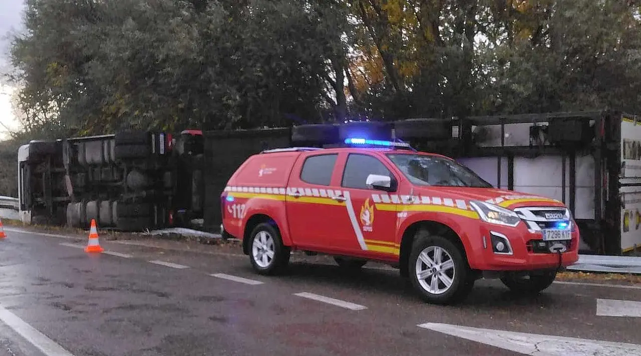Bomberos del Sepeis intervienen en la zona en la que tuvo lugar el vuelco de un camión.