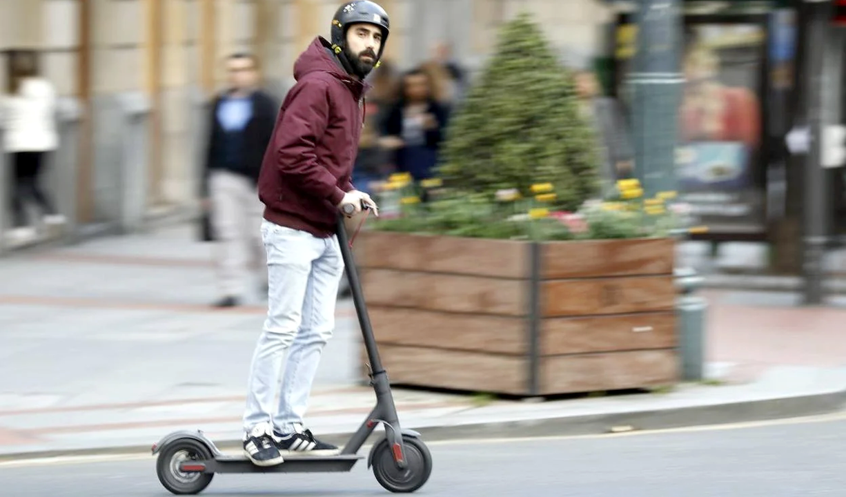 La nueva normativa del Ayuntamiento de León para la ZBE afecta de forma directa a los usuarios de patinetes.