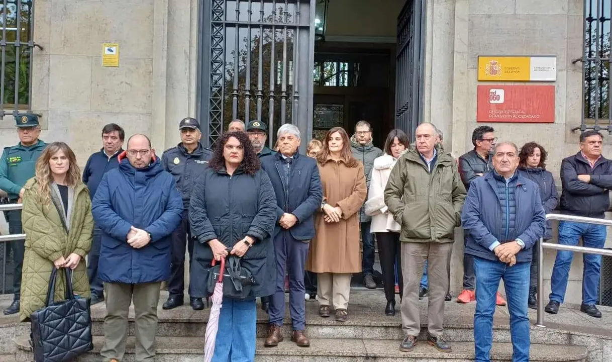 Un instante del minuto de silencio, este jueves, ante la Subdelegaci&oacute;n del Gobierno.