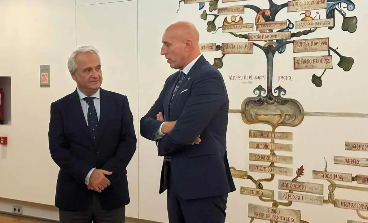 El Palacio del Conde Luna ha sido el escenario de la recepción institucional que el alcalde de León, José Antonio Diez, ofreció este jueves al presidente del Tribunal Superior de Justicia del Principado de Asturias (TSJA), Jesús María Chamorro González.