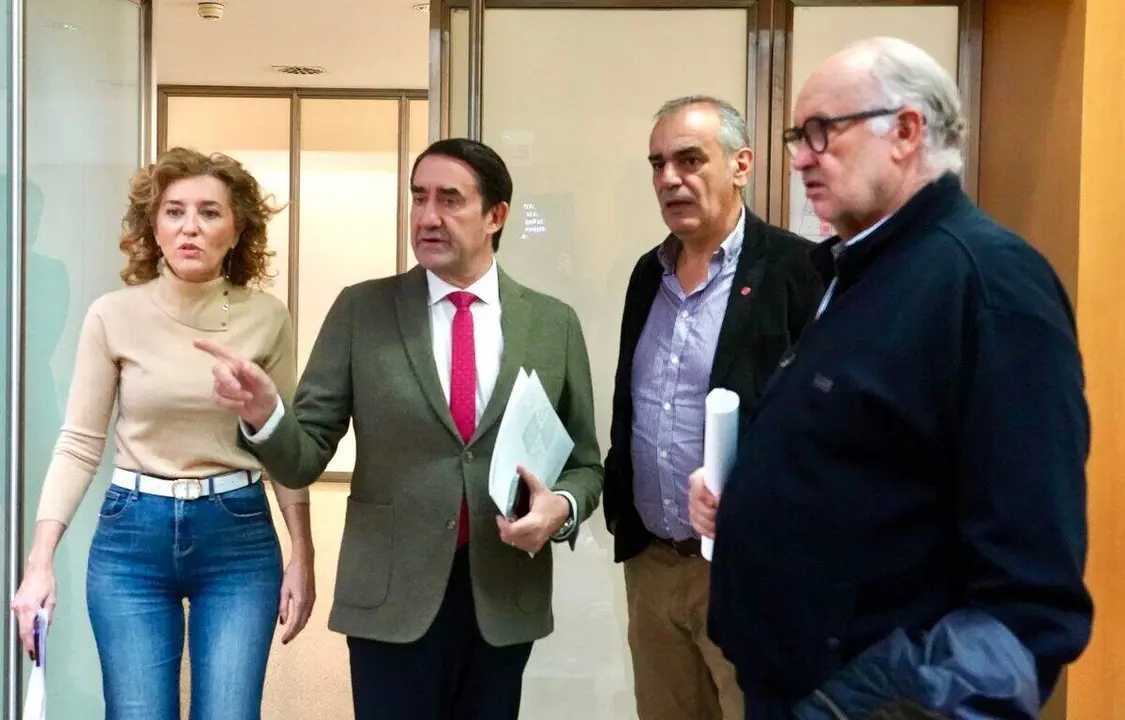 El consejero de Medio Ambiente, Vivienda y Ordenación del Territorio, Juan Carlos Suárez-Quiñones, presenta la resolución de las ayudas a la accesibilidad de 2024. Foto: Mirian Chacón