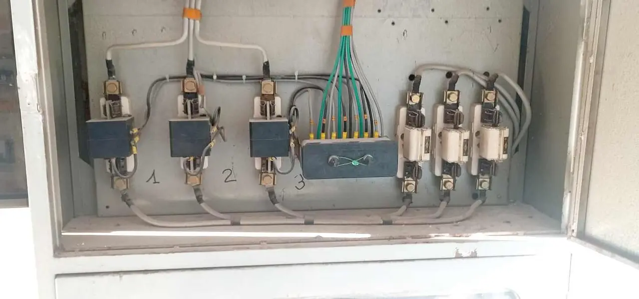 Instalaciones eléctrica al descubierto, una de las múltiples carencias que se dejan ver en los centros docentes.