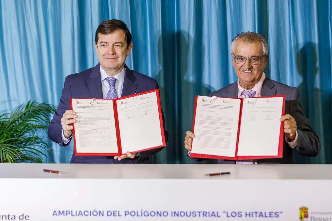 El presidente de la Junta de Castilla y León, Alfonso Fernández Mañueco, firma el protocolo entre la Comunidad de Castilla y León y el Ayuntamiento de Bernuy de Porreros para la ampliación del Polígono Industrial 'Los Hitales'. Foto: Ical