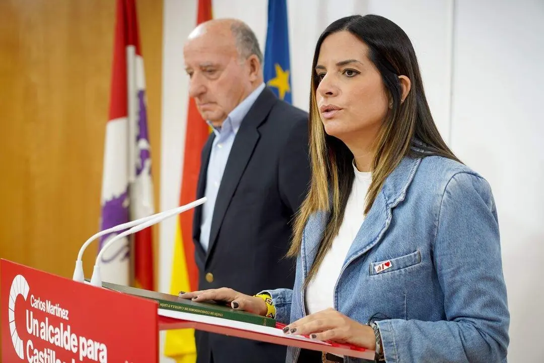 La vicesecretaria general del PSCyL y viceportavoz en las Cortes de Castilla y León, Nuria Rubio, y el presidente de la Unión de Consumidores de Castilla y León, Prudencio Prieto, comparecen en rueda de prensa tras mantener una reunión. Foto: Ical