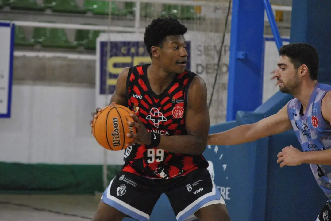 Los jugadores del Ponferrada Baloncesto, durante un entrenamiento.