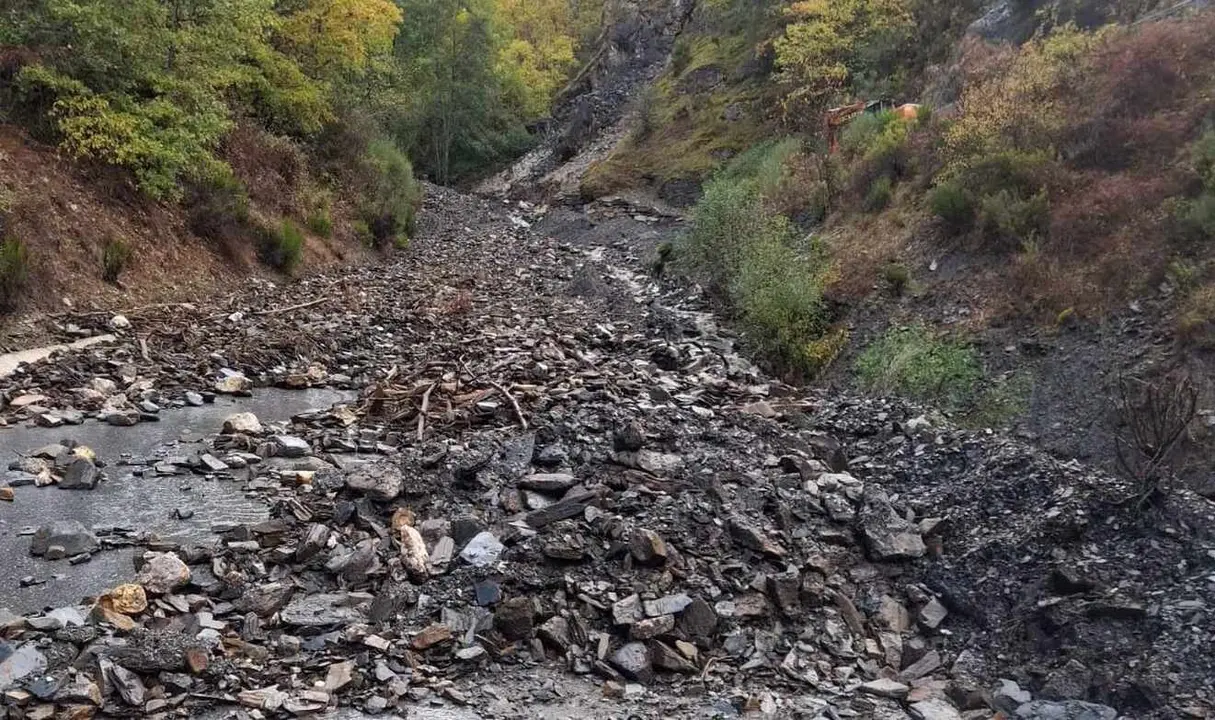 Peñalba de Santiago: el ejemplo del olvido y la apatía tras otro derrumbe y más aislamiento. En la imagen, la carretera bloqueada por los derrumbes.