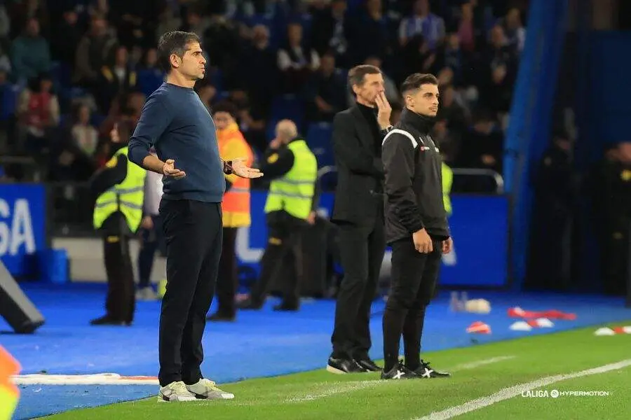 'Cuco Ziganda' en segundo plano, en un lance del partido.